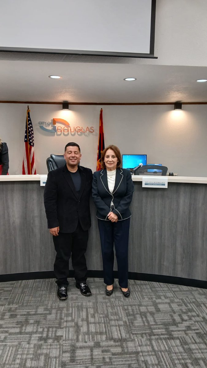 ConsulMexDou's tweet photo. @ConsulmexDouglas felicita al nuevo Alcalde Grijalva y a los nuevos concejales de Douglas. Les deseamos mucho éxito en esta nueva etapa y confiamos en que su liderazgo contribuirá al desarrollo de la ciudad. ¡Esperamos seguir colaborando juntos!
#TomaDePosesion #DouglasAZ https://t.co/lIuDLtcwIf