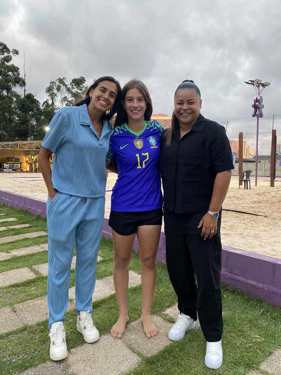 O tanto que eu sou fã delas não está escrito !
Sempre torcendo mto por vcs !
Tmjjj 🫶🏼❤️