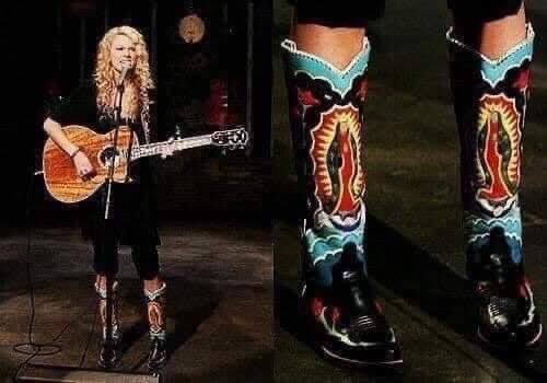 LaPuercaylor's tweet photo. Cada 12 de diciembre es el momento ideal para compartir a Taylor swift y sus botas de la virgen de Guadalupe https://t.co/VxtFaMB3Ub