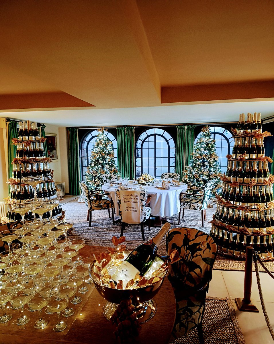 Chemfund's tweet photo. Splendid dining at Chartwell, Kent #colorphotograph #entertaining #diningroom https://t.co/VEeHcNNzKW