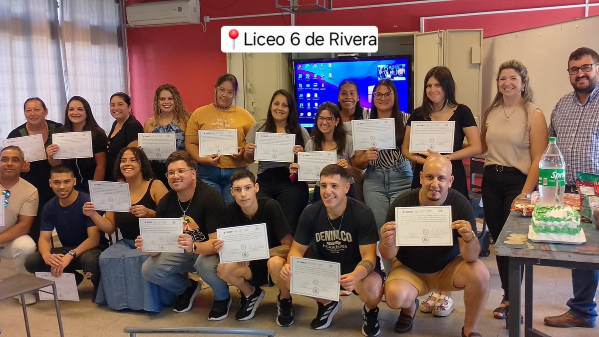 TrayectoriasCFE's tweet photo. 📷 Compartimos imágenes del cierre 2024 del Programa de Acompañamiento a noveles docentes y Referentes Pares en los 27 liceos que participan, articulado entre el Plan de Protección de Trayectorias del @cfe_anep y el Plan de Acompañamiento Estudiantil de la @dges_Uruguay https://t.co/flQwAu9hZP
