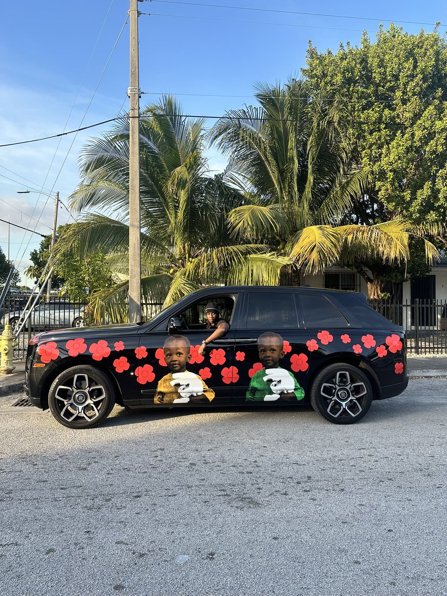 soldierboyfrie1's tweet image. love when l'm given the opportunity to prove art can exist in the real world. This time I used a Rolls-Royce Cullinan as my canvas and Miami as my gallery.