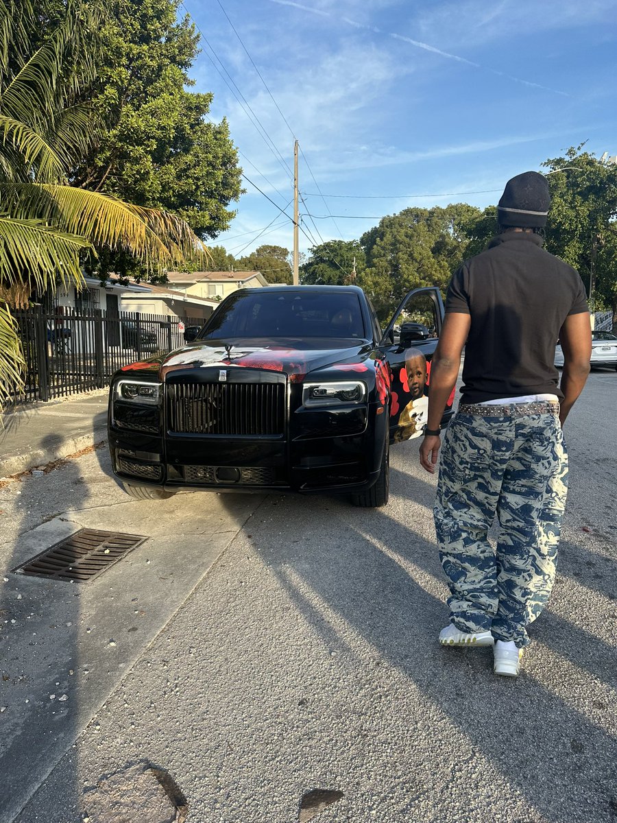 soldierboyfrie1's tweet image. love when l'm given the opportunity to prove art can exist in the real world. This time I used a Rolls-Royce Cullinan as my canvas and Miami as my gallery.