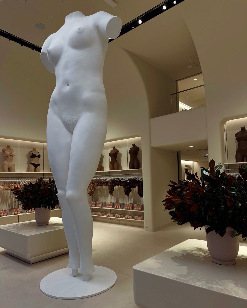 Kim Kardashian tweet media