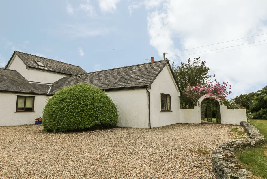 Cothols's tweet image. Little Gwaelod is a well-loved cottage praised for its cosy atmosphere, beautiful gardens, and convenient location, near Holyhead, in Anglesey. From around £420 for a week. tinyurl.com/48c2xe2p
Sleeps 2, plus 2 pets.