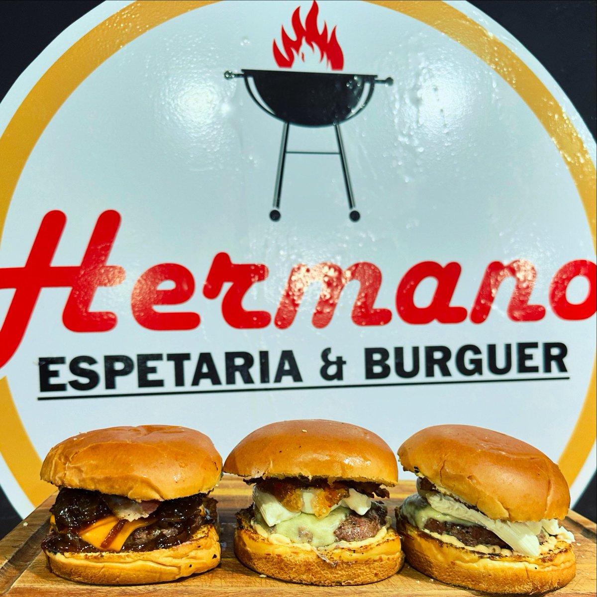 rafaborgees's tweet photo. Na brasa, o sabor é ainda mais irresistível! 🍔🔥 
Churrasqueira + hambúrguer = perfeição 🤩

Estamos localizados na Av. João XXIII, ao lado do posto BR. Venha nos visitar 

#burguer #bbq #nabrasa #VemProHermanos https://t.co/so6hZ9nGY8