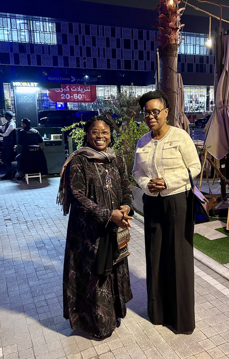 NELLYTSHELAMUT's tweet image. Les #opportunités ne profitent qu’à ceux qui sont #préparés.

Que fais-tu aujourd’hui pour bénéficier des opportunités que demain t’offrira ?
Merci Excellence @valeriekabeya , ambassadrice de la RDC au Qatar pour cette belle invitation !