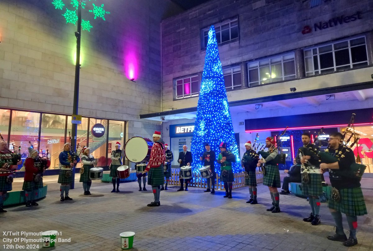 PlymouthDevon1's tweet photo. The City of Plymouth Pipe Band, in Plymouth City Centre this evening 🥁 #CityOfPlymouthPipeBand #Plymouth #Bagpipes #Christmas https://t.co/esEu5T7UGh