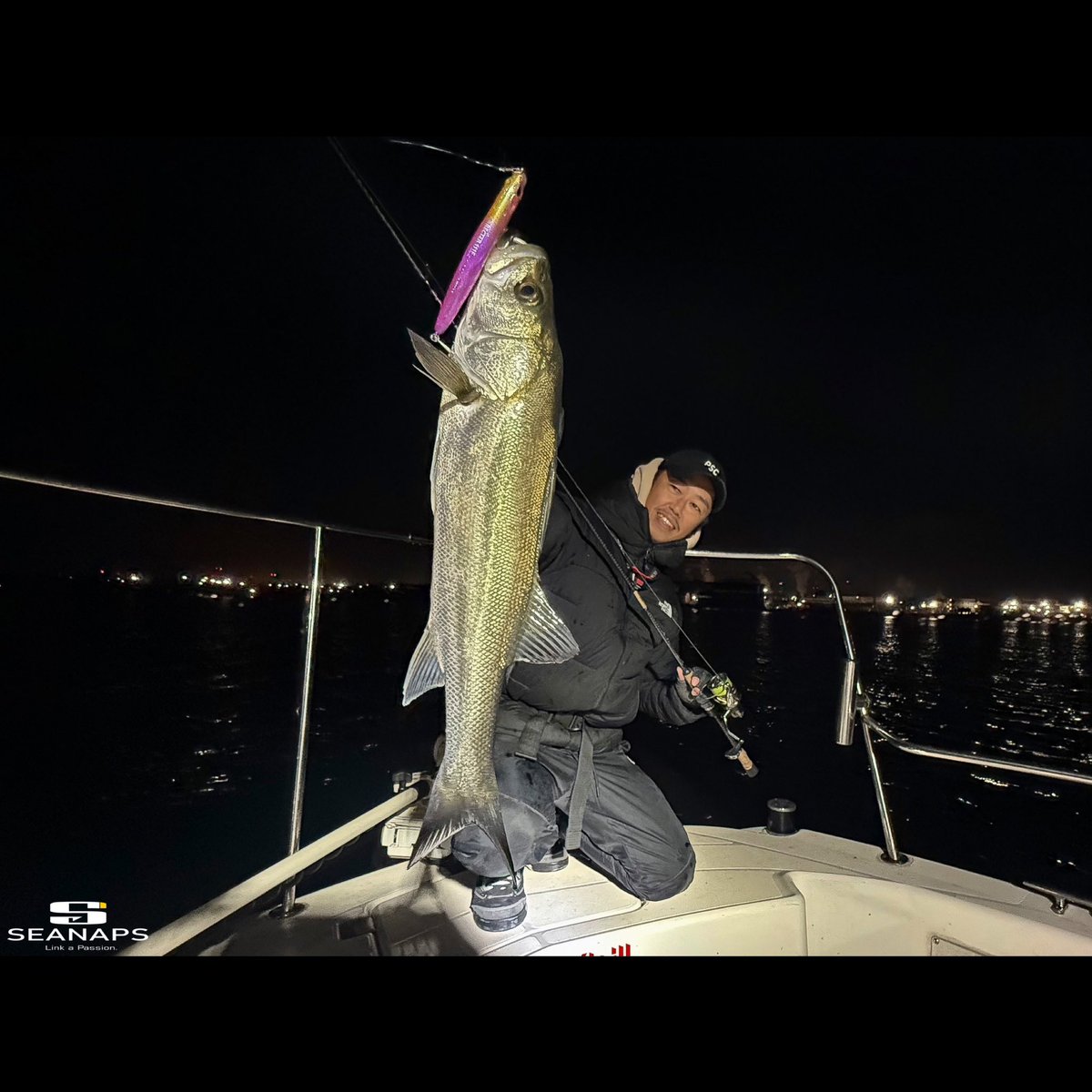 sei_uchida_fish's tweet photo. 

名古屋港ボートシーバス。風裏を探してレクター111Fの新色を投入すると1キャスト目でヒット‼️そして2投目で2本目‼️レンジ・カラー共にハマってる感じ。その後も釣れ続きました。12月中旬発売予定です🖐️
#PR #popseacrew #APIA #BlueBlueFishing #LINESYSTEM #RECTER111F #ZALTS #XENOS https://t.co/rdOjtWdvb5
