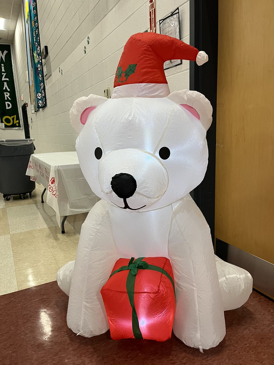 Mrs_Mallari's tweet photo. Grab a friend or 3, and stop by @d50intermediate TONIGHT 5:30-8pm to do some 🎁 shopping at our Holiday Shop! 🛍️

New this year is a hot cocoa bar ☕️, bake sale, and a cute 📸 opportunity (you know, for the ‘gram)! 

Annnd you get to support the students of @Woodland50News! https://t.co/eIhwPQeTnf
