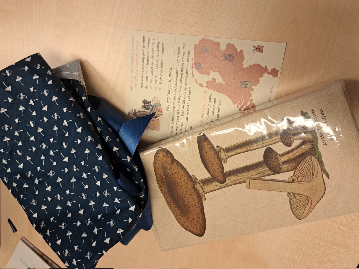 Fun Christmas party with best colleagues ever at CML! Missing @alenagsell but found a lovely gift from her on my desk. #bestofficemate #christmasparty