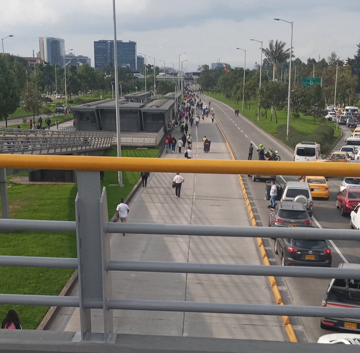 aphextwink277's tweet photo. Transmilenio es una mierda, colapsa con mínima cosa y deja varados a miles. Un sistema ineficaz y obsoleto https://t.co/kNvY49zrKN