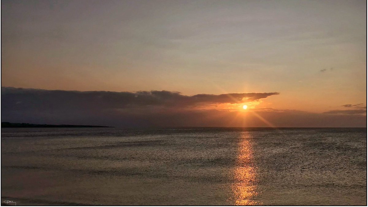 Last peek …………….. 🧡❤️ 
#winter #sunset #seashore #strandhill #sligo #surf #surfing #wildatlanticway #ireland ☘️