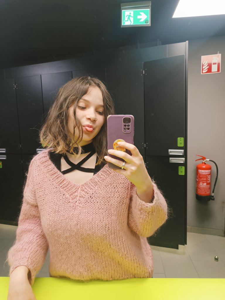 Давно что-то не писала ничего осмысленного здесь (писала ли вообще когда-нибудь? не знаю). 
Я уже 7 месяцев живу в Германии (ещё раз спасибо всем за помощь с билетами). Наела тут на булочках 10 кг. 
Желания писать в Х никакого нет. Только наблюдаю за тем, как вы сходите с ума 💞