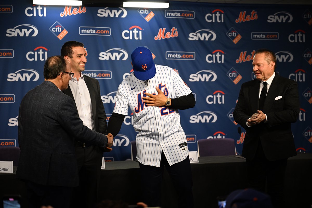 Mets's tweet photo. For the name on the jersey 🧡💙 https://t.co/h4ht9SAuFH