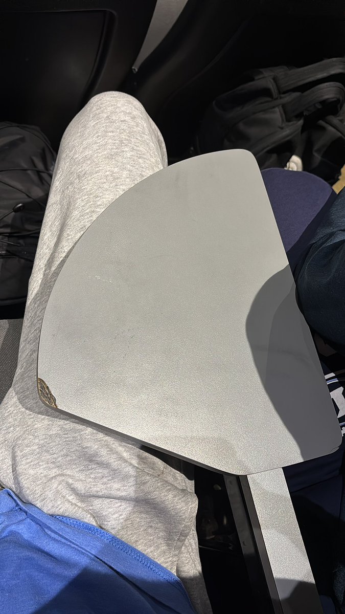 Buttowskittles's tweet photo. Average desk for a big time exam. https://t.co/sdgN1UrDa2
