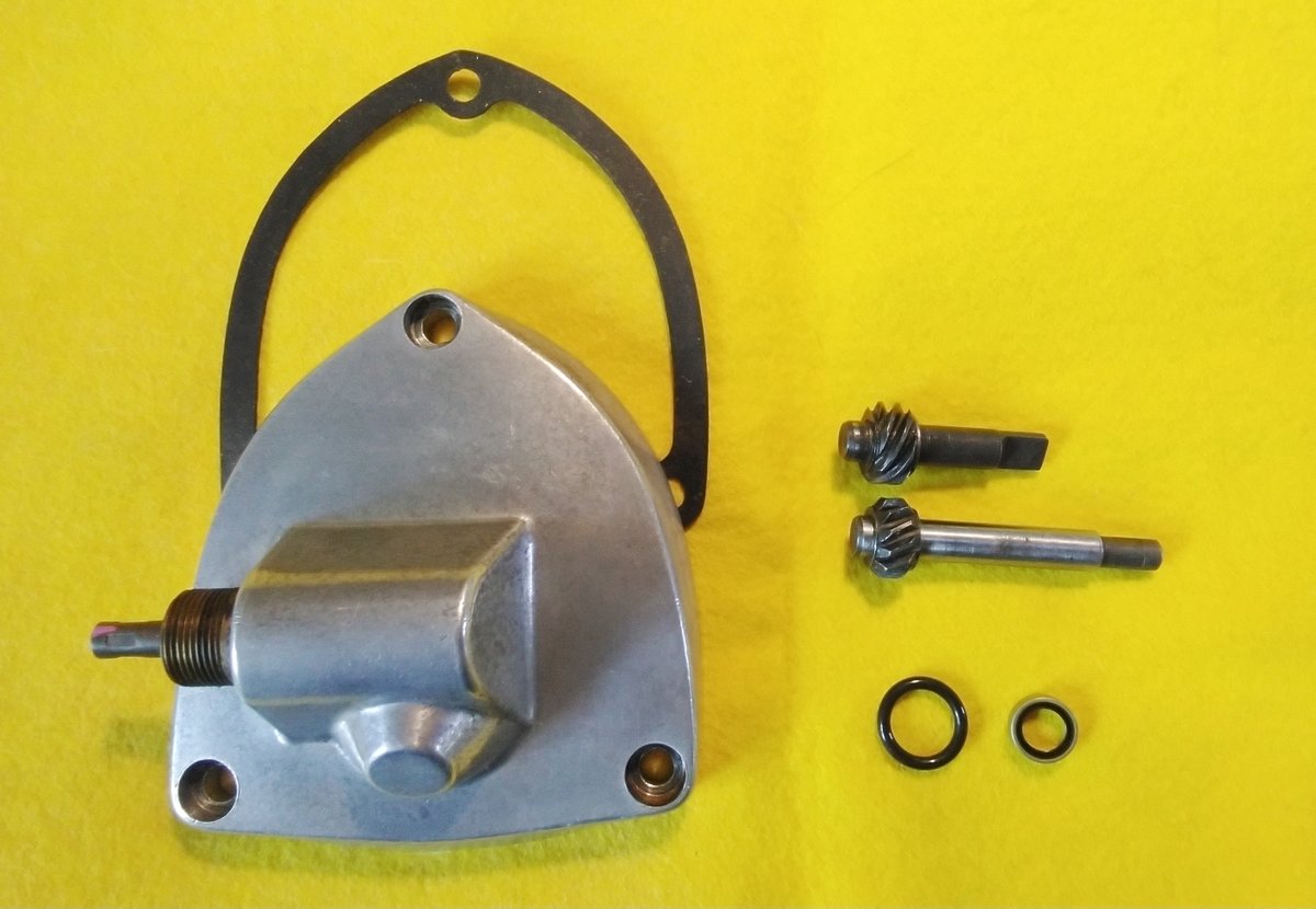 ducati_singles's tweet photo. 900SS等ベベルツイン用タコメータードライブカバー（ND日本電装メーター用+Smith&amp;Veglia用ドライブギア、OHキット付）をヤフオクに出展いたしました。

NDとスミス＆ヴェリアでギア比が違うので、両方のギアが付いています。OH用にオイルシールとOリングも付けてあります。

https://t.co/am7Izaf7IV https://t.co/lAyHLdaN7J