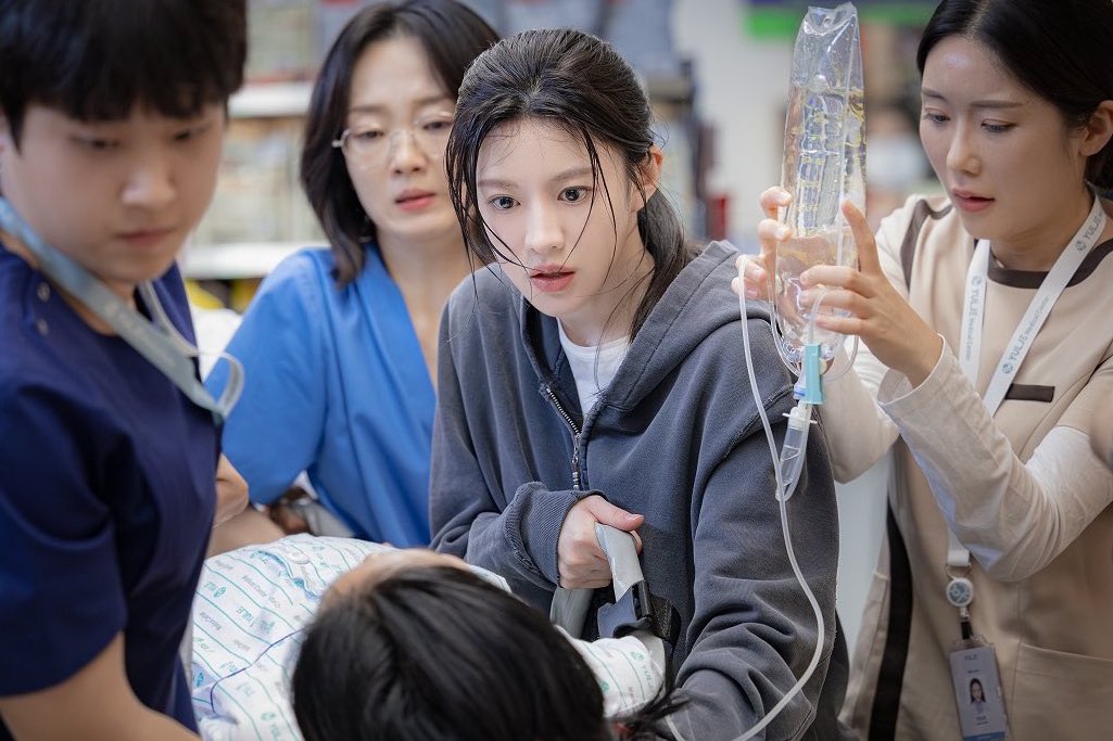 [단독] 고윤정 '슬전생', 내년 여름 편성 예정
naver.me/5xj3v4mW

<언젠가는 슬기로울 전공의 생활>이 내년 방송을 준비하고 있다. 그중에서도 여름 시즌 편성을 논의하면서 업계에서도 관심이 높아지는 중이다.

ㅁㅊ 드디어 슬전생 볼 수 있는거냐고ㅠ