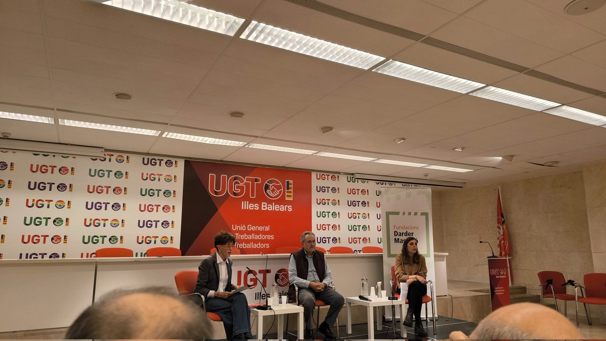 lectiu's tweet photo. 1'de silenci per a les víctimes de violència masclista @josepvalerogonzalez d @lectiu i @annagrau, UIB, han presentat el 110 de @lAltraMirada ple de reflexions i propostes q edita @dardermascaro interessants les intervencions  i  calurosa benvinguda @XiscaGarí d'@ugtbalears https://t.co/JzgIca3pBW