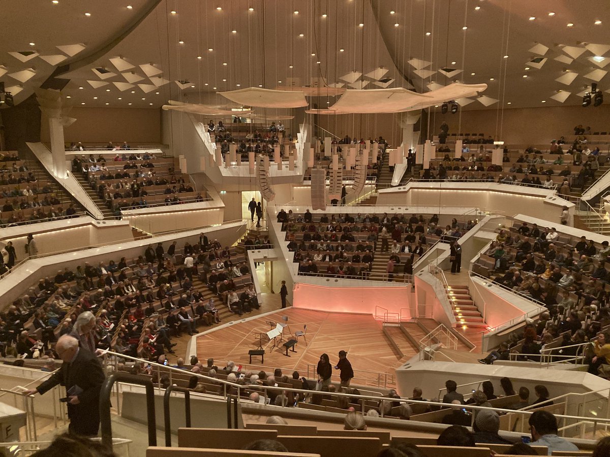 Gestern beim Konzert von Quatuor Ébène und Co. im Kammermusiksaal Berlin. Es war eine wunderbare Überraschung - und auch eine große Freude -, Nicolas Altstaedt als Einspringer auf der Bühne zu sehen. Big thanks an ihn! Er hat meinen Abend bereichert.