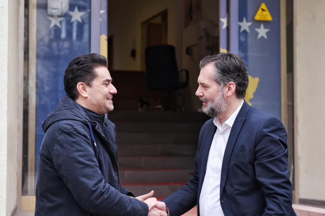 Hajrulla Çeku (@hceku) on Twitter photo Pas Vjenës, me tenorin Saimir Pirgu sot u takuam në Prishtinë. Biseduam për koncertin e jashtëzakonshëm para publikut kosovar dhe vazhdimin e bashkëpunimit me <a href="/operakosova/">Opera e Kosovës</a>.
Paraqitjet e Saimirit në skenat botërore na bëjnë krenarë çdo herë. 🇦🇱🇽🇰
<a href="/saimirpirgu/">Saimir Pirgu</a>
<a href="/MarigonaQerkezi/">Marigona Qerkezi</a> Pas Vjenës, me tenorin Saimir Pirgu sot u takuam në Prishtinë. Biseduam për koncertin e jashtëzakonshëm para publikut kosovar dhe vazhdimin e bashkëpunimit me <a href="/operakosova/">Opera e Kosovës</a>.
Paraqitjet e Saimirit në skenat botërore na bëjnë krenarë çdo herë. 🇦🇱🇽🇰
<a href="/saimirpirgu/">Saimir Pirgu</a>
<a href="/MarigonaQerkezi/">Marigona Qerkezi</a>