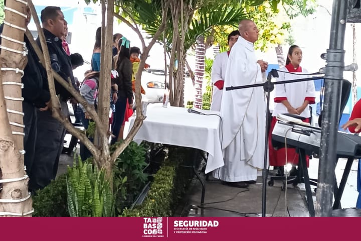 SSPCTabasco's tweet photo. La gran familia policial, se reunió hoy, en la explanada de la  SSPC para celebrar esta mañana un acto de agradecimiento, donde como ya es tradición, asistió personal operativo y administrativo de está noble institución,  quienes realizaron el acto de fe. https://t.co/pfBeRZggjU