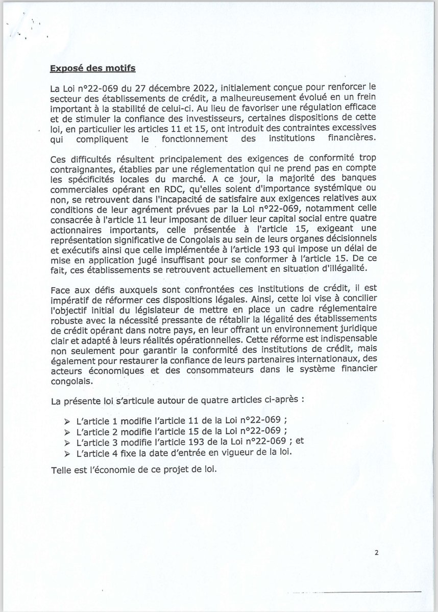 NoelKTshiani's tweet photo. Contre la manipulation de la Loi bancaire par les banques étrangères 

Voici une proposition de loi d'un député national, jadis agent de la Rawbank. En substance, cette proposition de loi vise à modifier deux dispositions de la loi bancaire du 27 décembre 2022, à savoir : 
(1) La disposition obligeant les banques à avoir au moins 4 actionnaires détenant des parts significatives, ce qui oblige les banques familiales étrangères à ouvrir leur capital aux nouveaux actionnaires pouvant contrôler au moins 15 %. Les congolais peuvent ainsi saisir cette opportunité pour participer au capital de ces banques familiales. Avec la modification proposée par ce député national mercenaire, on rentre à  la case de départ avec les banques contrôlées exclusivement par des familles des étrangers devant gérer l'épargne des congolais estimée aujourd’hui à au moins $14 milliards ;
(2)La seconde modification vise à empêcher les congolais à participer dans la gouvernance des banques étrangères en RDC. Alors que la loi actuelle avait accordé 3 ans à partir de juillet 2023 pour que les congolais soient en majorité dans les conseils d'administration et les directions générales des banques en RDC comme cela est de coutume partout dans le monde, la proposition préconise 120 mois (c'est à dire 10 ans) pour que nos compatriotes y soient majoritaires. Ceci est inadmissible et inacceptable car ces étrangers se moquent des congolais en nous traitant comme des êtres inférieurs et incompétents dans notre propre pays. 

Il est vrai que les actionnaires étrangers apportent les capitaux totalisant $1.6 milliards de fonds propres pour l’ensemble du système bancaire congolais, mais il faut reconnaître que  les déposants congolais sont plus importantes que les actionnaires, car leurs épargnes représentent la part la plus significative des bilans des banques en RDC totalisant $16 milliards. Il faut donc que les dépôts des congolais soient protégés et sécurisés par la présence de nos compatriotes dans les capitaux propres et les organes de gouvernance des banques dans le pays. Une banque appartenant à une seule famille pose de sérieux risques à la stabilité de cette banque, à l’épargne des congolais et enfin à toute l’économie nationale. Si les actionnaires d’une banque étrangère ne peuvent se sentir à l’aise qu’étant entre eux (étrangers) et en excluant les congolais, ils ne méritent pas d’être autorisés à fonctionner en tant que banque pour gérer les épargnes des congolais. 

Je tiens donc à dénoncer ces manœuvres rétrogrades des banques familiales étrangères à travers des députés nationaux mercenaires et à leurs soldes pour freiner le développement d’un système bancaire saint en RDC. Par conséquent, je demande à l’Assemblee nationale de rejeter cette proposition de loi qui se moque de l’intelligence des congolais. Je demande à la Banque Centrale du Congo d’appliquer la loi bancaire existante (loi du 27 décembre 2022) dans toutes ses dimensions et de sanctionner sans pitié les banques récalcitrantes. Si une banque étrangère prétend ne pas trouver des actionnaires congolais, nous allons l’aider à trouver des actionnaires congolais de qualité qui paieront leur mise dans le capital aussitôt qu’ils seront approuvés. Ceci va de l’intérêt du peuple congolais et du pays. 

La patrie d’abord !
La patrie avant tout !
La patrie ou la mort !

Professeur Noël K. Tshiani Muadiamviita