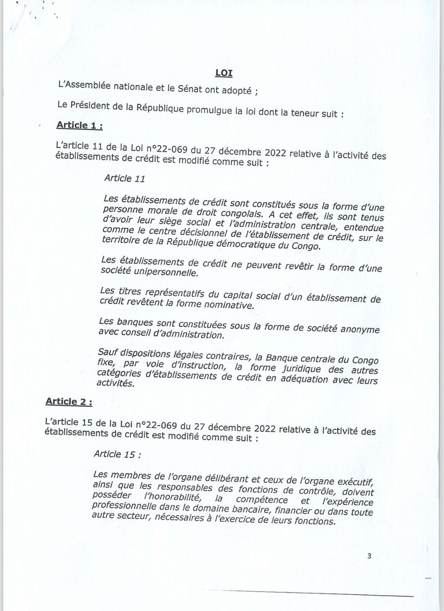 NoelKTshiani's tweet photo. Contre la manipulation de la Loi bancaire par les banques étrangères 

Voici une proposition de loi d'un député national, jadis agent de la Rawbank. En substance, cette proposition de loi vise à modifier deux dispositions de la loi bancaire du 27 décembre 2022, à savoir : 
(1) La disposition obligeant les banques à avoir au moins 4 actionnaires détenant des parts significatives, ce qui oblige les banques familiales étrangères à ouvrir leur capital aux nouveaux actionnaires pouvant contrôler au moins 15 %. Les congolais peuvent ainsi saisir cette opportunité pour participer au capital de ces banques familiales. Avec la modification proposée par ce député national mercenaire, on rentre à  la case de départ avec les banques contrôlées exclusivement par des familles des étrangers devant gérer l'épargne des congolais estimée aujourd’hui à au moins $14 milliards ;
(2)La seconde modification vise à empêcher les congolais à participer dans la gouvernance des banques étrangères en RDC. Alors que la loi actuelle avait accordé 3 ans à partir de juillet 2023 pour que les congolais soient en majorité dans les conseils d'administration et les directions générales des banques en RDC comme cela est de coutume partout dans le monde, la proposition préconise 120 mois (c'est à dire 10 ans) pour que nos compatriotes y soient majoritaires. Ceci est inadmissible et inacceptable car ces étrangers se moquent des congolais en nous traitant comme des êtres inférieurs et incompétents dans notre propre pays. 

Il est vrai que les actionnaires étrangers apportent les capitaux totalisant $1.6 milliards de fonds propres pour l’ensemble du système bancaire congolais, mais il faut reconnaître que  les déposants congolais sont plus importantes que les actionnaires, car leurs épargnes représentent la part la plus significative des bilans des banques en RDC totalisant $16 milliards. Il faut donc que les dépôts des congolais soient protégés et sécurisés par la présence de nos compatriotes dans les capitaux propres et les organes de gouvernance des banques dans le pays. Une banque appartenant à une seule famille pose de sérieux risques à la stabilité de cette banque, à l’épargne des congolais et enfin à toute l’économie nationale. Si les actionnaires d’une banque étrangère ne peuvent se sentir à l’aise qu’étant entre eux (étrangers) et en excluant les congolais, ils ne méritent pas d’être autorisés à fonctionner en tant que banque pour gérer les épargnes des congolais. 

Je tiens donc à dénoncer ces manœuvres rétrogrades des banques familiales étrangères à travers des députés nationaux mercenaires et à leurs soldes pour freiner le développement d’un système bancaire saint en RDC. Par conséquent, je demande à l’Assemblee nationale de rejeter cette proposition de loi qui se moque de l’intelligence des congolais. Je demande à la Banque Centrale du Congo d’appliquer la loi bancaire existante (loi du 27 décembre 2022) dans toutes ses dimensions et de sanctionner sans pitié les banques récalcitrantes. Si une banque étrangère prétend ne pas trouver des actionnaires congolais, nous allons l’aider à trouver des actionnaires congolais de qualité qui paieront leur mise dans le capital aussitôt qu’ils seront approuvés. Ceci va de l’intérêt du peuple congolais et du pays. 

La patrie d’abord !
La patrie avant tout !
La patrie ou la mort !

Professeur Noël K. Tshiani Muadiamviita