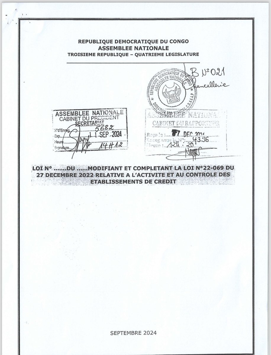NoelKTshiani's tweet photo. Contre la manipulation de la Loi bancaire par les banques étrangères 

Voici une proposition de loi d'un député national, jadis agent de la Rawbank. En substance, cette proposition de loi vise à modifier deux dispositions de la loi bancaire du 27 décembre 2022, à savoir : 
(1) La disposition obligeant les banques à avoir au moins 4 actionnaires détenant des parts significatives, ce qui oblige les banques familiales étrangères à ouvrir leur capital aux nouveaux actionnaires pouvant contrôler au moins 15 %. Les congolais peuvent ainsi saisir cette opportunité pour participer au capital de ces banques familiales. Avec la modification proposée par ce député national mercenaire, on rentre à  la case de départ avec les banques contrôlées exclusivement par des familles des étrangers devant gérer l'épargne des congolais estimée aujourd’hui à au moins $14 milliards ;
(2)La seconde modification vise à empêcher les congolais à participer dans la gouvernance des banques étrangères en RDC. Alors que la loi actuelle avait accordé 3 ans à partir de juillet 2023 pour que les congolais soient en majorité dans les conseils d'administration et les directions générales des banques en RDC comme cela est de coutume partout dans le monde, la proposition préconise 120 mois (c'est à dire 10 ans) pour que nos compatriotes y soient majoritaires. Ceci est inadmissible et inacceptable car ces étrangers se moquent des congolais en nous traitant comme des êtres inférieurs et incompétents dans notre propre pays. 

Il est vrai que les actionnaires étrangers apportent les capitaux totalisant $1.6 milliards de fonds propres pour l’ensemble du système bancaire congolais, mais il faut reconnaître que  les déposants congolais sont plus importantes que les actionnaires, car leurs épargnes représentent la part la plus significative des bilans des banques en RDC totalisant $16 milliards. Il faut donc que les dépôts des congolais soient protégés et sécurisés par la présence de nos compatriotes dans les capitaux propres et les organes de gouvernance des banques dans le pays. Une banque appartenant à une seule famille pose de sérieux risques à la stabilité de cette banque, à l’épargne des congolais et enfin à toute l’économie nationale. Si les actionnaires d’une banque étrangère ne peuvent se sentir à l’aise qu’étant entre eux (étrangers) et en excluant les congolais, ils ne méritent pas d’être autorisés à fonctionner en tant que banque pour gérer les épargnes des congolais. 

Je tiens donc à dénoncer ces manœuvres rétrogrades des banques familiales étrangères à travers des députés nationaux mercenaires et à leurs soldes pour freiner le développement d’un système bancaire saint en RDC. Par conséquent, je demande à l’Assemblee nationale de rejeter cette proposition de loi qui se moque de l’intelligence des congolais. Je demande à la Banque Centrale du Congo d’appliquer la loi bancaire existante (loi du 27 décembre 2022) dans toutes ses dimensions et de sanctionner sans pitié les banques récalcitrantes. Si une banque étrangère prétend ne pas trouver des actionnaires congolais, nous allons l’aider à trouver des actionnaires congolais de qualité qui paieront leur mise dans le capital aussitôt qu’ils seront approuvés. Ceci va de l’intérêt du peuple congolais et du pays. 

La patrie d’abord !
La patrie avant tout !
La patrie ou la mort !

Professeur Noël K. Tshiani Muadiamviita