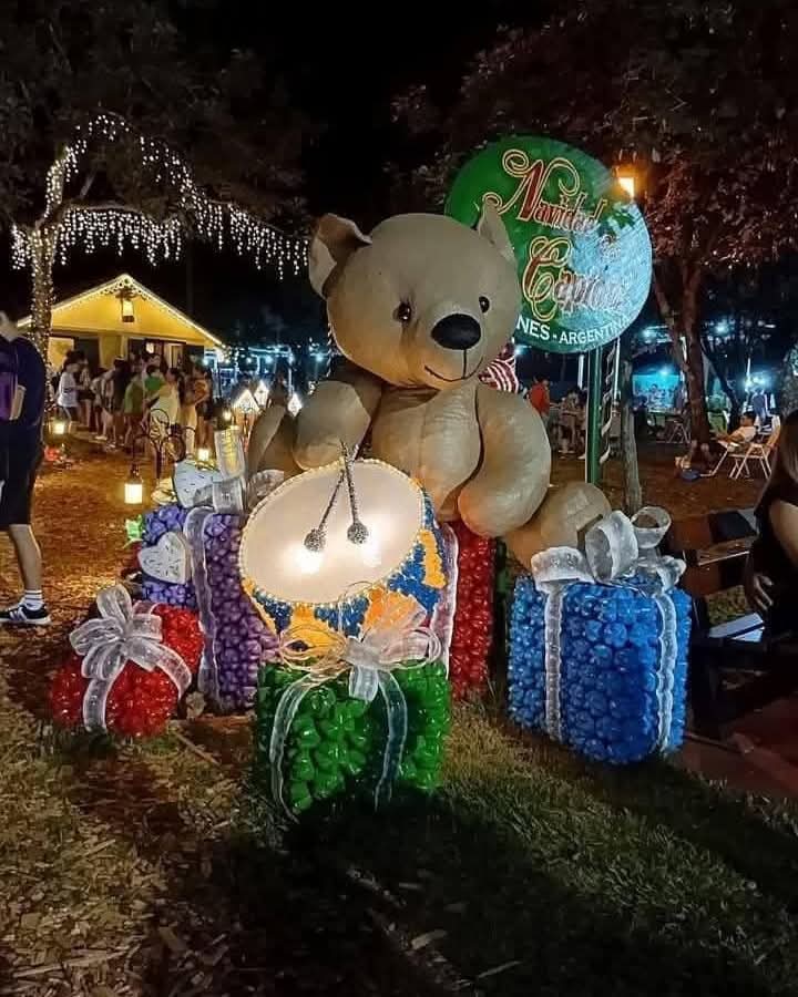 turisargentina's tweet photo. ¿SABÍAS QUE EN #MISIONES EXISTE LA CIUDAD MAS NAVIDEÑA DE LA ARGENTINA? 🎄🎅🌟🎁
 
#Capioví es un municipio de la Provincia de Misiones, ubicado dentro del Departamento Libertador General San Martín. Se encuentra sobre la Ruta Nacional 12, prácticamente a mitad de camino entre la capital de la provincia, Posadas, y la turística ciudad de Puerto Iguazú.

Cuando llega la época de la navidad, como cada año, la ciudad se viste de fiesta para el deleite de sus habitantes y para quienes van a conocer uno de los lugares mas emblemáticos de Argentina, si hablamos de la Navidad, donde el color y las luces le ponen ese aire de fiestas con el inicio del mes de diciembre.

Esta actividad se viene realizando de forma ininterrumpida desde hace 16 años con el esfuerzo de muchas personas que voluntariamente donan su tiempo y conocimientos, reflejando el sentido de pertenencia, compromiso, respeto mutuo y por sobre todo amor a su pueblo.

#Misiones #navidad #argentina🇦🇷 Fotos de Soy de misiones

Compartan las fotos de los árboles de sus ciudades o pueblos. 🙌☺️