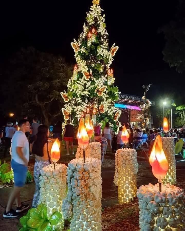 turisargentina's tweet photo. ¿SABÍAS QUE EN #MISIONES EXISTE LA CIUDAD MAS NAVIDEÑA DE LA ARGENTINA? 🎄🎅🌟🎁
 
#Capioví es un municipio de la Provincia de Misiones, ubicado dentro del Departamento Libertador General San Martín. Se encuentra sobre la Ruta Nacional 12, prácticamente a mitad de camino entre la capital de la provincia, Posadas, y la turística ciudad de Puerto Iguazú.

Cuando llega la época de la navidad, como cada año, la ciudad se viste de fiesta para el deleite de sus habitantes y para quienes van a conocer uno de los lugares mas emblemáticos de Argentina, si hablamos de la Navidad, donde el color y las luces le ponen ese aire de fiestas con el inicio del mes de diciembre.

Esta actividad se viene realizando de forma ininterrumpida desde hace 16 años con el esfuerzo de muchas personas que voluntariamente donan su tiempo y conocimientos, reflejando el sentido de pertenencia, compromiso, respeto mutuo y por sobre todo amor a su pueblo.

#Misiones #navidad #argentina🇦🇷 Fotos de Soy de misiones

Compartan las fotos de los árboles de sus ciudades o pueblos. 🙌☺️