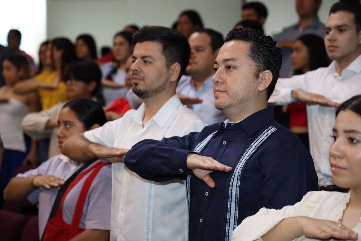 ColimaCDH's tweet photo. El presidente de la Comisión de Derechos Humanos del Estado de Colima, Licenciado Manuel Vega Zúñiga, asistió a la Sesión Solemne con motivo del Décimo Parlamento de las Juventudes, llevado a cabo ante el H. Congreso del Estado. 
#CDHEC 💚💛
#Juventudes https://t.co/U0dSFxYb3p