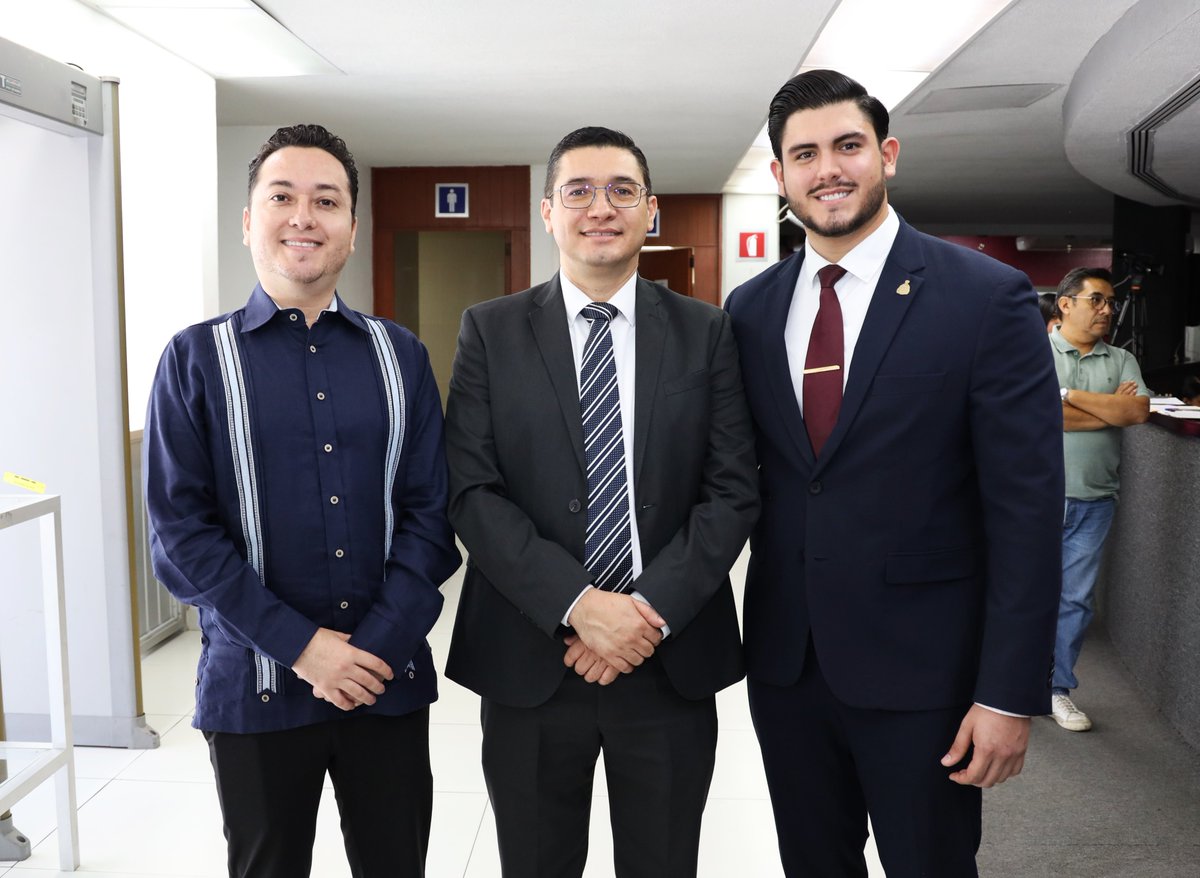 ColimaCDH's tweet photo. El presidente de la Comisión de Derechos Humanos del Estado de Colima, Licenciado Manuel Vega Zúñiga, asistió a la Sesión Solemne con motivo del Décimo Parlamento de las Juventudes, llevado a cabo ante el H. Congreso del Estado. 
#CDHEC 💚💛
#Juventudes https://t.co/U0dSFxYb3p