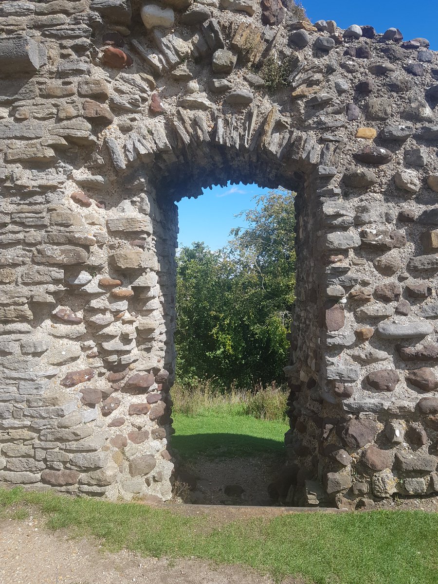 TheHistoryMouse's tweet photo. Sadly now #AdoorNoMore. The removal of the dressed stone to leave just the rubble fill is rather like looking at a skeleton once the flesh has been stripped away by time #ChristchurchCastle #ChristchurchInDorset https://t.co/S2po17HXQY