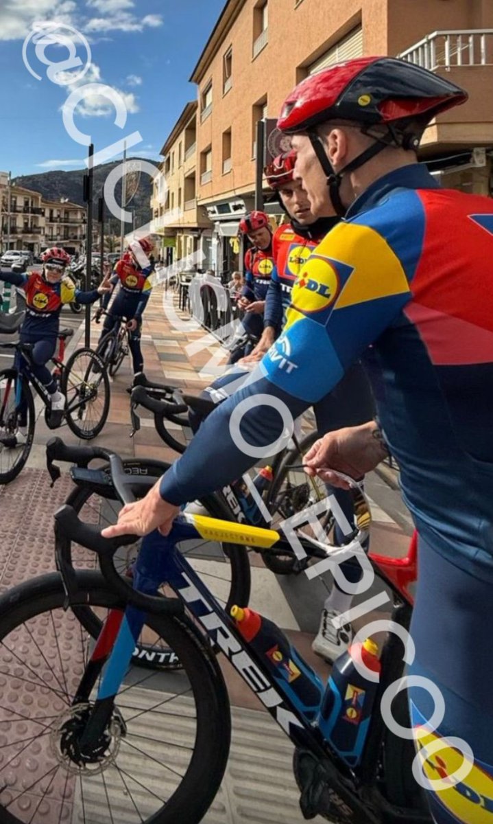 🚨¡¡VOLVEMOS A TRAER LA PRIMICIA!!🚨
First images of <a href="/AleixEspargaro/">Aleix Espargaró</a> with <a href="/LidlTrek/">Lidl-Trek</a> equipment.