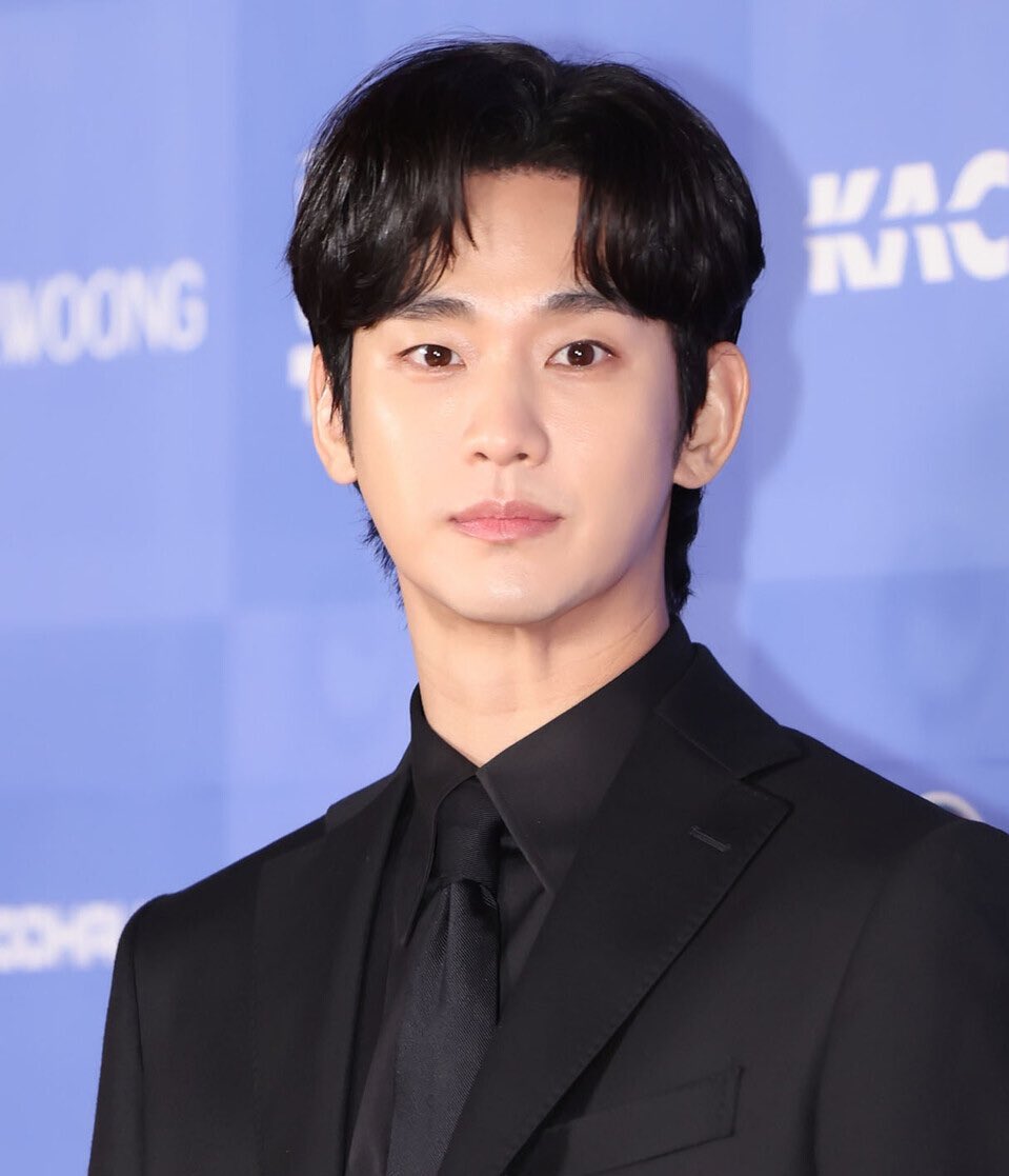 soohyunupdates's tweet photo. [NEWS] Actor #KimSoohyun will be joining the new variety show GD and Friends.

According to reports from the broadcasting industry on the 13th, Kim Soohyun will appear in GD and Friends, a new variety show produced by Kim Taeho.

GD and Friends is a new variety program featuring producer Kim Taeho and singer G-Dragon. While the specific format of the show has not been revealed yet, filming will begin soon, and the show is scheduled to air next year.

The show has already attracted attention for marking a collaboration between Kim Taeho and MBC after Infinite Challenge, as well as for featuring G-Dragon, who recently made a comeback after seven years. Additionally, other cast members, including actor Hwang Jungmin, actor Jung Haein, and entertainers Jung Hyungdon and Jo Seho, have been announced, raising expectations further.

The news of Kim Soohyun, who rarely appears on variety shows, joining the cast adds even more excitement.

⸻ https://t.co/F2KqCzBel5