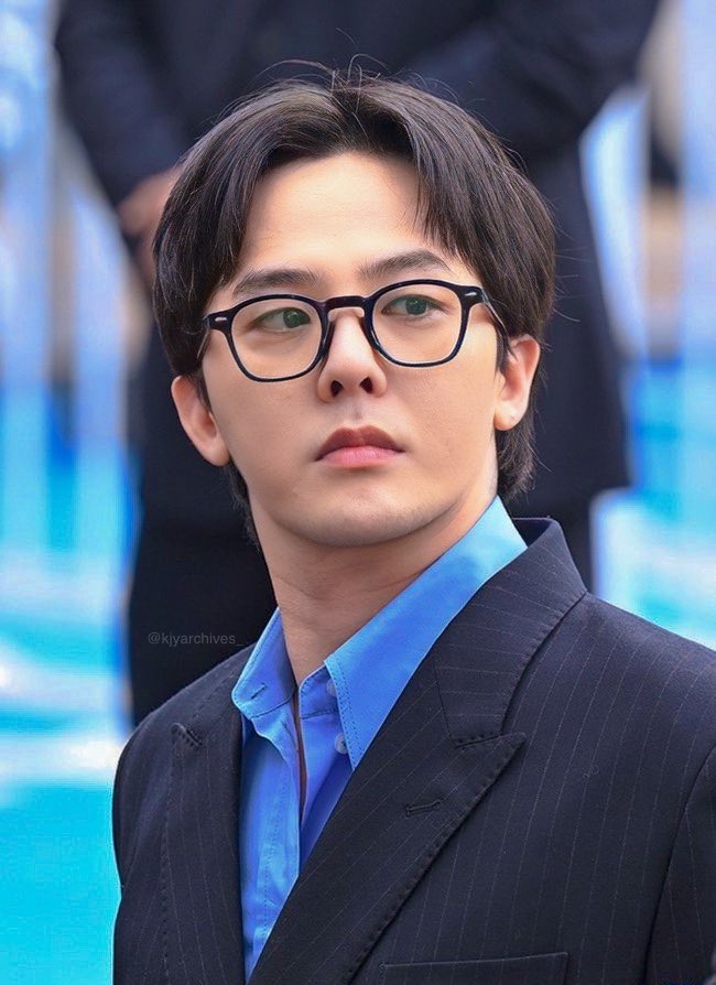 soohyunupdates's tweet photo. [NEWS] Actor #KimSoohyun will be joining the new variety show GD and Friends.

According to reports from the broadcasting industry on the 13th, Kim Soohyun will appear in GD and Friends, a new variety show produced by Kim Taeho.

GD and Friends is a new variety program featuring producer Kim Taeho and singer G-Dragon. While the specific format of the show has not been revealed yet, filming will begin soon, and the show is scheduled to air next year.

The show has already attracted attention for marking a collaboration between Kim Taeho and MBC after Infinite Challenge, as well as for featuring G-Dragon, who recently made a comeback after seven years. Additionally, other cast members, including actor Hwang Jungmin, actor Jung Haein, and entertainers Jung Hyungdon and Jo Seho, have been announced, raising expectations further.

The news of Kim Soohyun, who rarely appears on variety shows, joining the cast adds even more excitement.

⸻ https://t.co/F2KqCzBel5