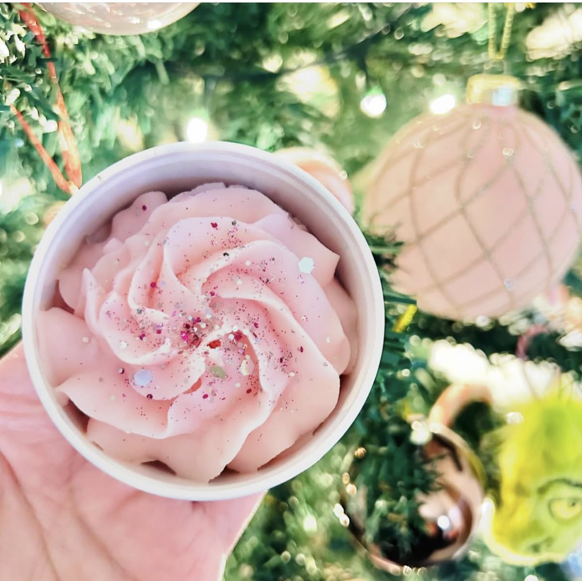 smallworld_cc's tweet photo. Still obsessed with our soft scoop wax pots 😍✨#candle #waxmelt #soywax #uk #scented #gift #present #home #smallbusiness #smallshop #decor #disney #inspired #handpoured #uk #etsy #waxpots #softscoop #christmas https://t.co/2r8ttjotAq