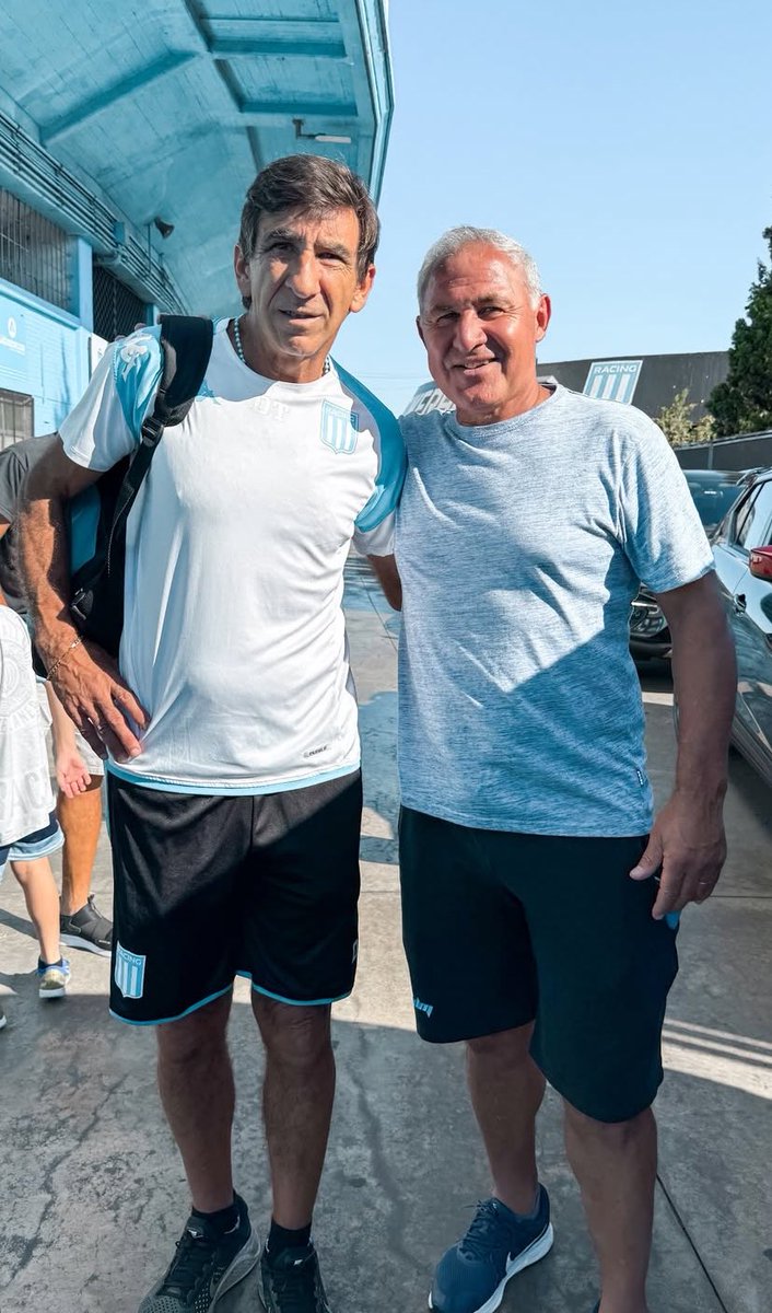 😍🩵 ¡ENCUENTRO DE CAMPEONES!

El “Mencho” Medina Bello visitó las inmediaciones del estadio de Racing y aprovechó para sacarse una foto con Gustavo Costas