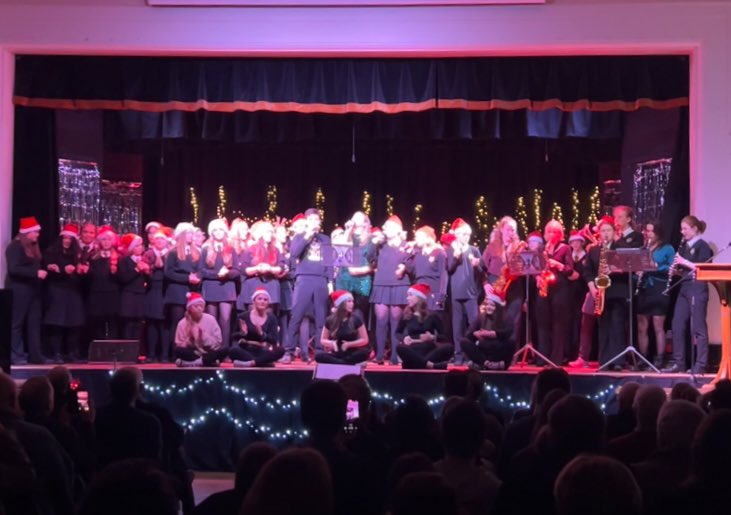 CAHS_Music's tweet photo. Huge huge congratulations to everyone who took part in this evening’s Christmas concert!! The musical talent we have in @CastellAlun is phenomenal!! Da iawn chi i gyd!! 🎶🎤🎹🎸🥁🎷🎺🪈🎶 #teamworkmakesthedreamwork https://t.co/ZwoNAGmhVE