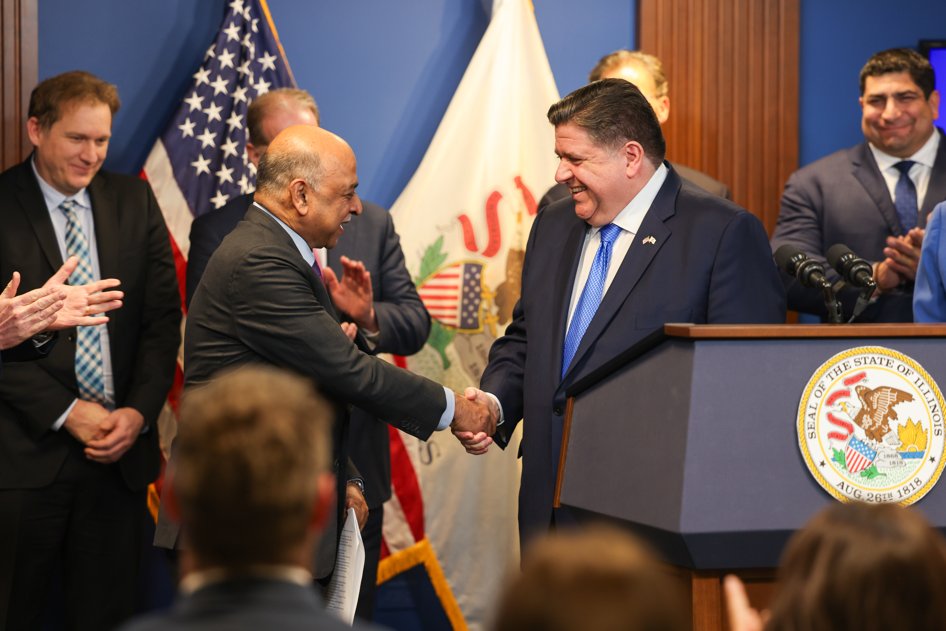 GovPritzker's tweet photo. Illinois is becoming the global capital for quantum computing.

Today, I'm launching the new National Quantum Algorithm Center — to be located at the IL Quantum &amp; Microelectronics Park.

And with @IBM's new Quantum System Two being built here, we're well on our way. https://t.co/NsAV3MWnxR
