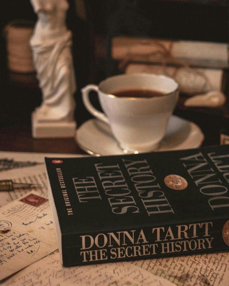 çok önemli gelişme: nihayet donna tartt-gizli tarihi okuyorum ve kitabın atmosferi, yazarın üslubu, benzetmeleri, antik yunan göndermeleri dehşet hoşuma gitti. https://t.co/ZHVXff3JQU