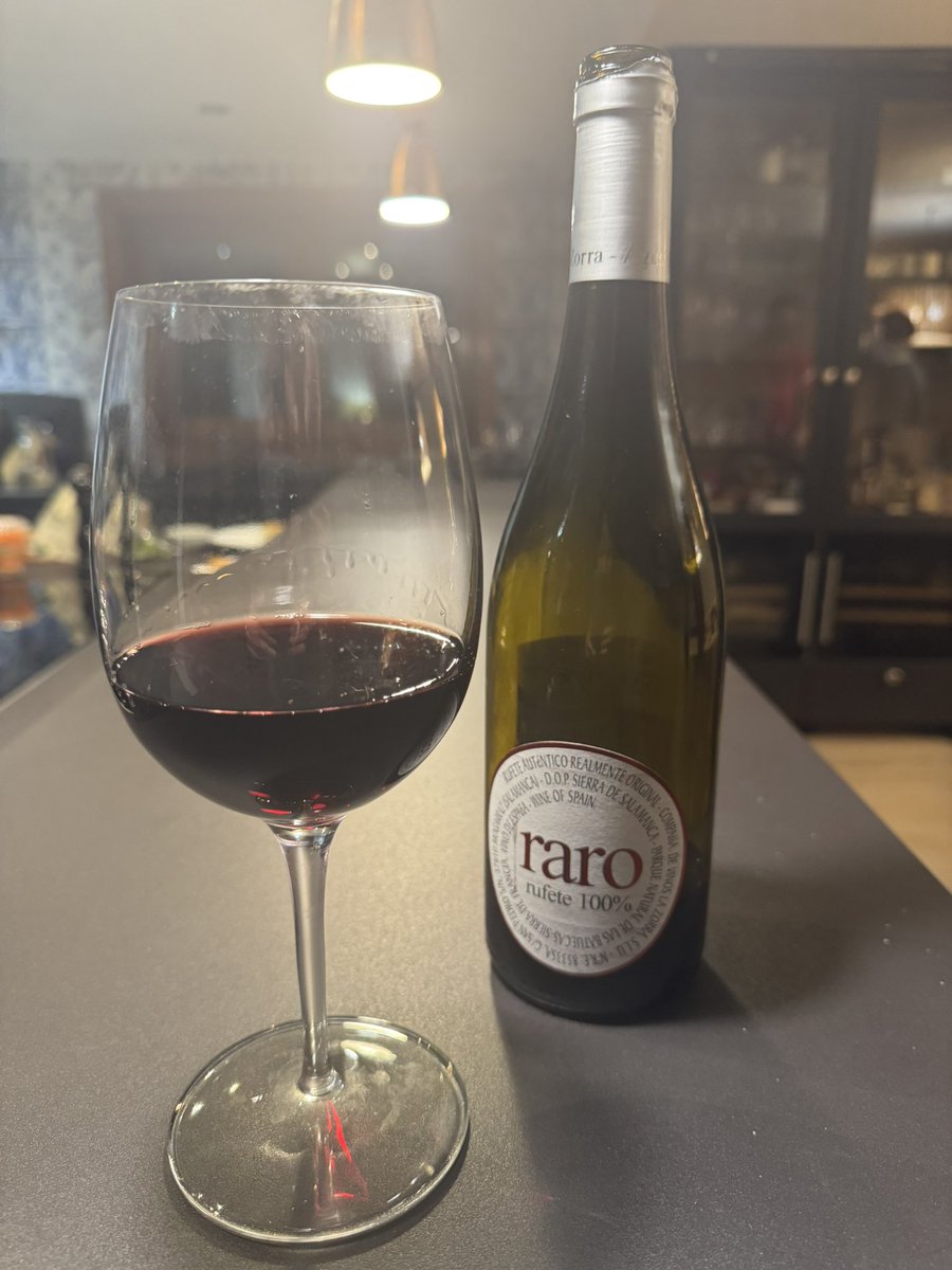 #Rufeteday 🤗. Me ha recordado esta vez a la Cabernet Franc, con un toque herbáceo y canalla. Un vino sorprendente que me trae maravillosos recuerdos de un lugar único. <a href="/Vinoslazorra/">Vinos la zorra</a>