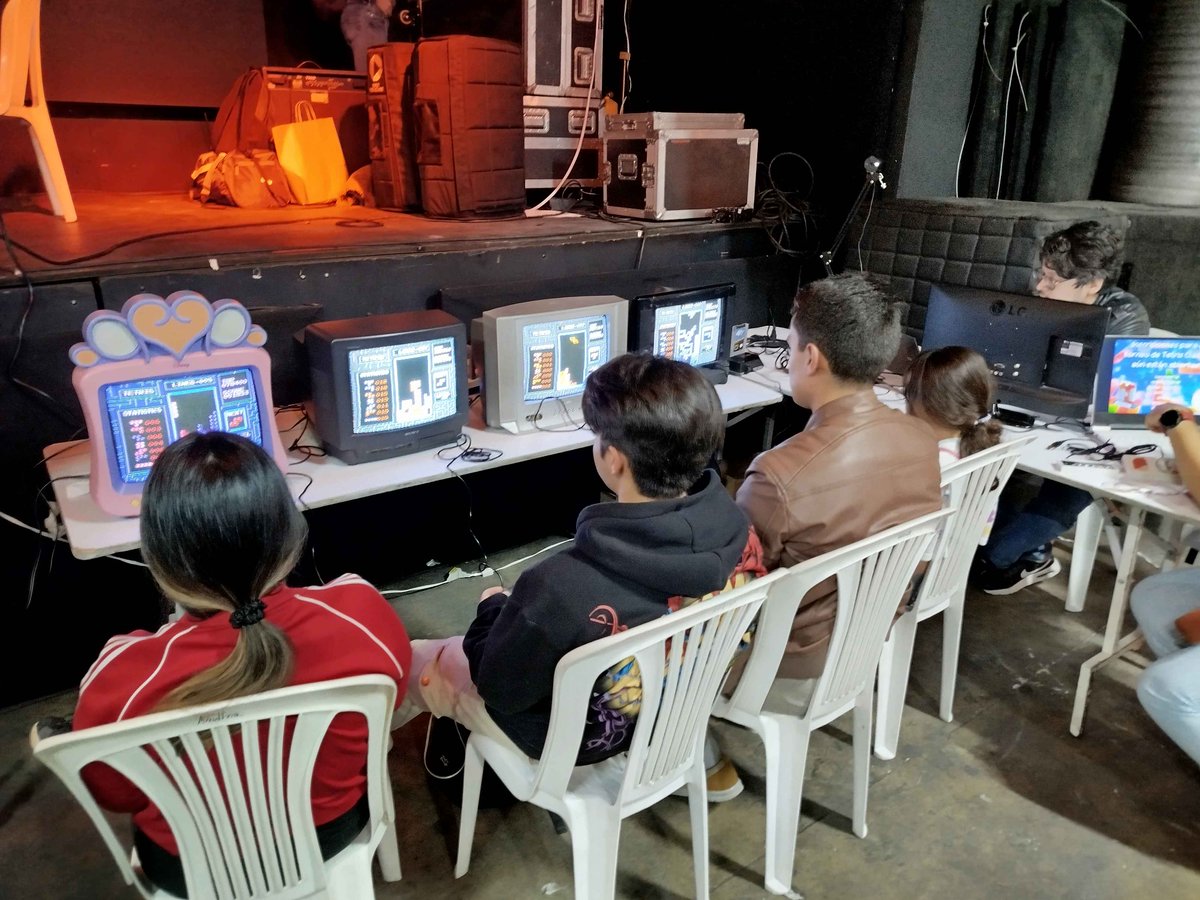 TetrisCol's tweet photo. Muchas gracias a todos los que se asistieron al stand de La Mechita el fin de semana pasado, a los que nos apoyaron en el stream, y en especial, muchas gracias a la gente de @SmashBogota  por darnos la oportunidad de estar en el evento. 🔥

#Tetris #ClassicTetris https://t.co/pIwaGsu94c