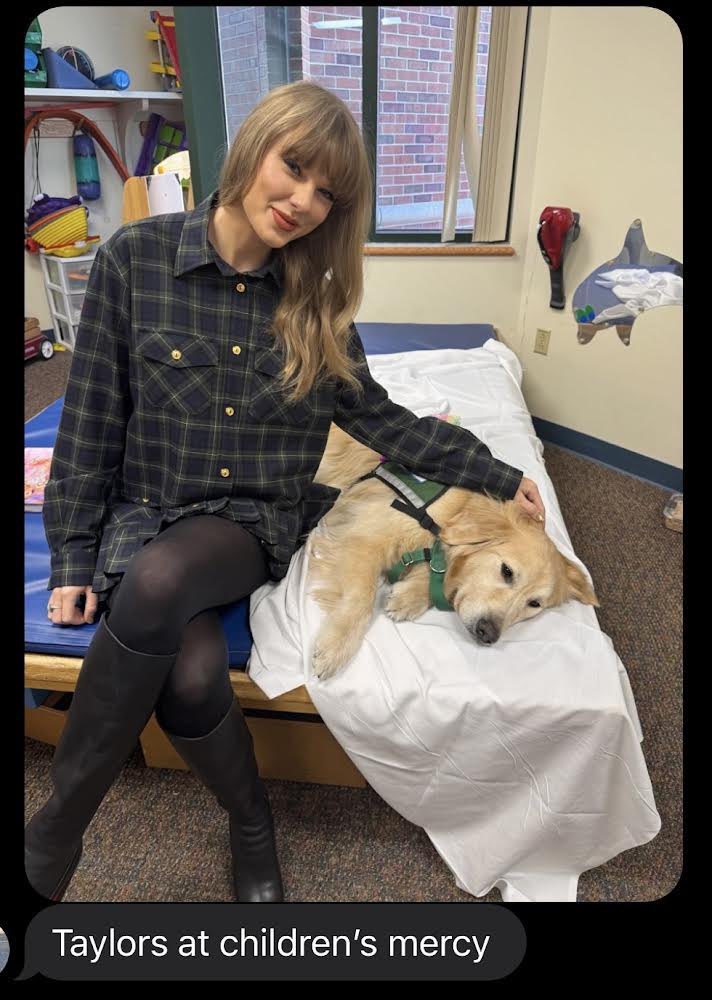 tswiftvzlaa's tweet photo. 📸| Taylor Swift estuvo visitando hoy el hospital de niños Mercy en Kansas City! https://t.co/7Wj0bDZt5C