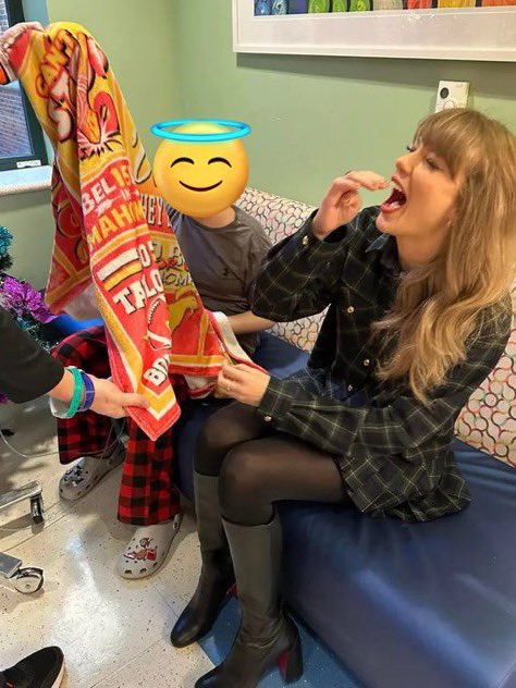tswiftvzlaa's tweet photo. 📸| Taylor Swift estuvo visitando hoy el hospital de niños Mercy en Kansas City! https://t.co/7Wj0bDZt5C