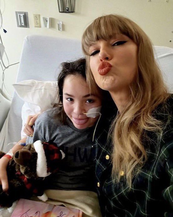 tswiftvzlaa's tweet photo. 📸| Taylor Swift estuvo visitando hoy el hospital de niños Mercy en Kansas City! https://t.co/7Wj0bDZt5C
