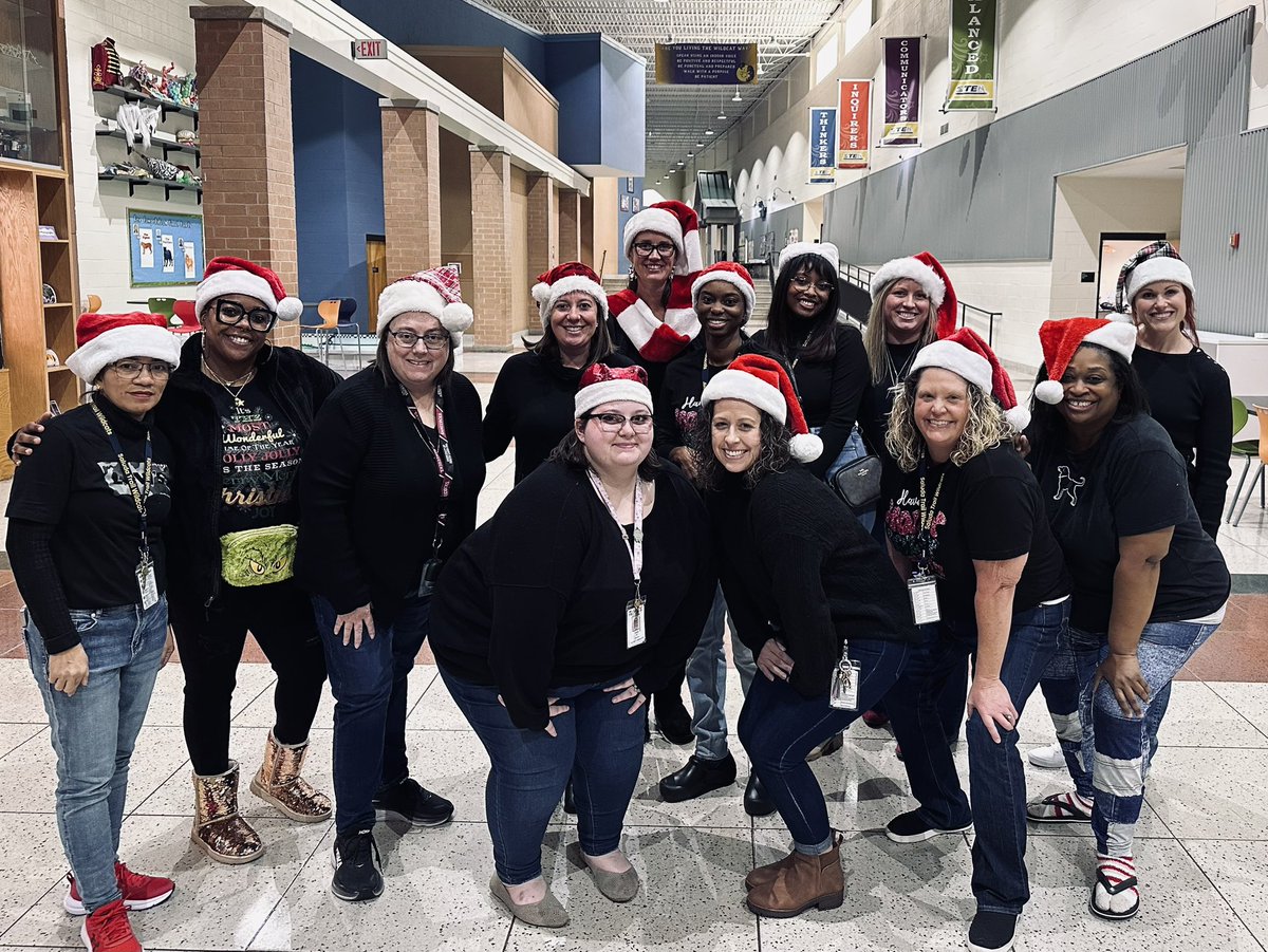 katelyn_eagle's tweet photo. @STMSWildcats 6th Grade Team winning Twin Day 🖤❤️ 
#twinday @RockHillSchools https://t.co/mmstcaqr5q