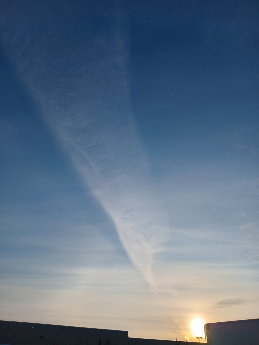 luc_bourgoin's tweet photo. @DELTA9_DELTA9 @Gp1ggy1 @Elizabe32413720 @IonisedSkyWatch @CaptainUnusual This afternoon over Edmonton, Alberta
#skybasterds ##GeoEngineering
#chemtrails #yegwx https://t.co/moS9dOQs6q