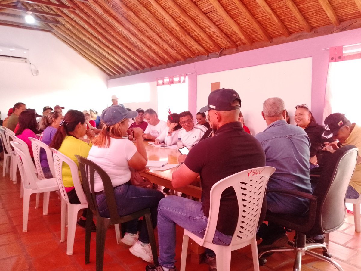 #Minutos
Reunión Organizativa Con Circuitos Comunales Municipio Bruzual, Estado Anzoategui Venezuela 🇻🇪.
Presidida por Wilder Muñoz y Filiberto Martínez Equipo Político Estadal.
Tema: Elecciones de Jueces y Juezas de Paz, este 15 de Diciembre 2024. <a href="/NicolasMaduro/">Nicolás Maduro</a> 
<a href="/Asamblea_Ven/">Asamblea Nacional 🇻🇪</a>